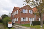 Volledig vernieuwd, ongemeubeld appartement op een eerste verdieping van een rustig gelegen huisje, in de onmiddellijke nabijheid van de winkelstraat en de markt. Bestaat uit ruime woonkamer, open en volledig ingerichte keuken, 2 slaapkamers, badkamer met o.a. douche, afzonderlijk toilet, aansluiting voor wasmachine, private parking voor het gebouw, ... Beschikbaar vanaf 15/03/2019. Bij de vermelde huurprijs komen geen bijkomende gebouw-syndic kosten ! (15/039)
